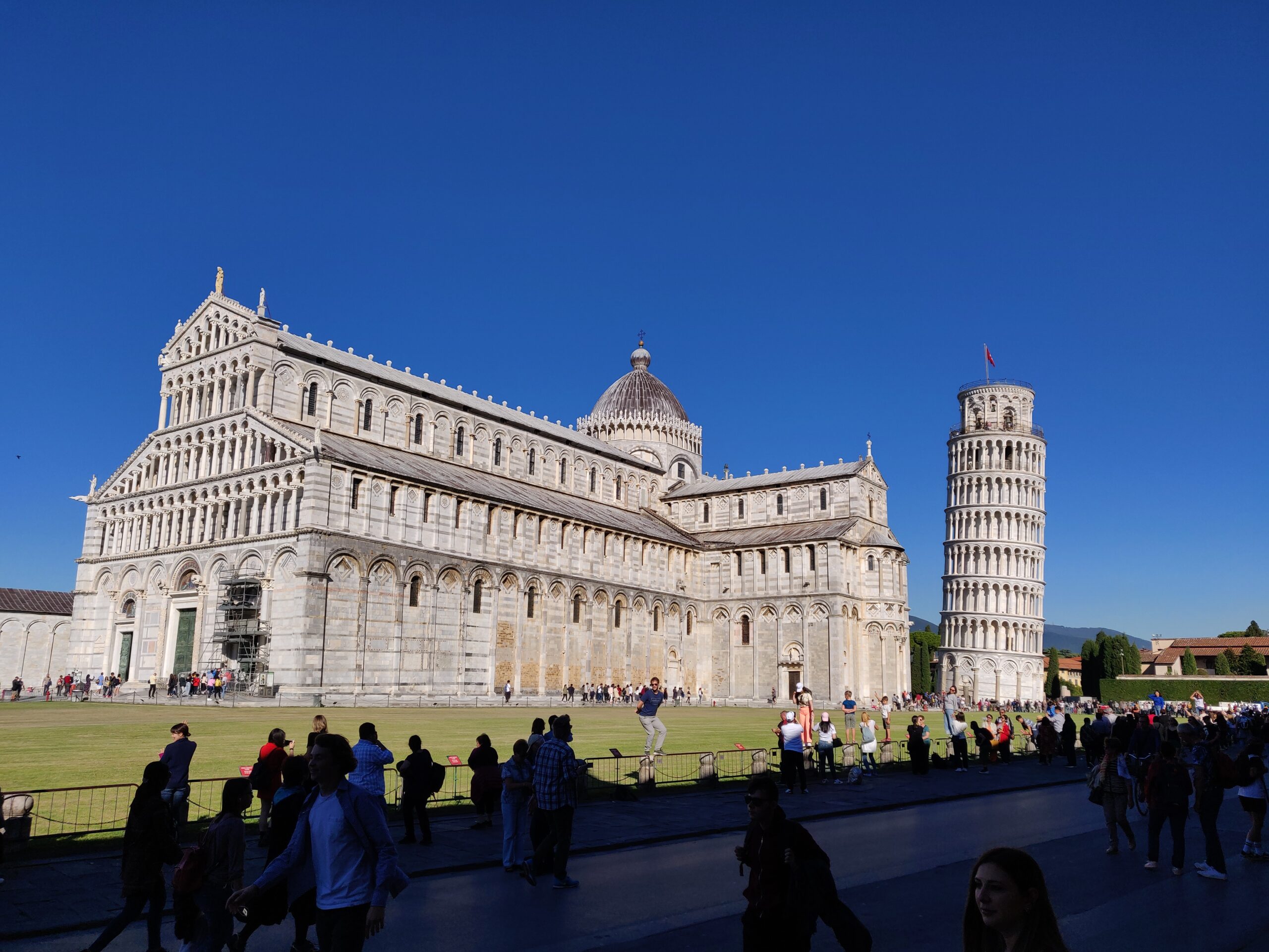 shows leaning tower of pisa